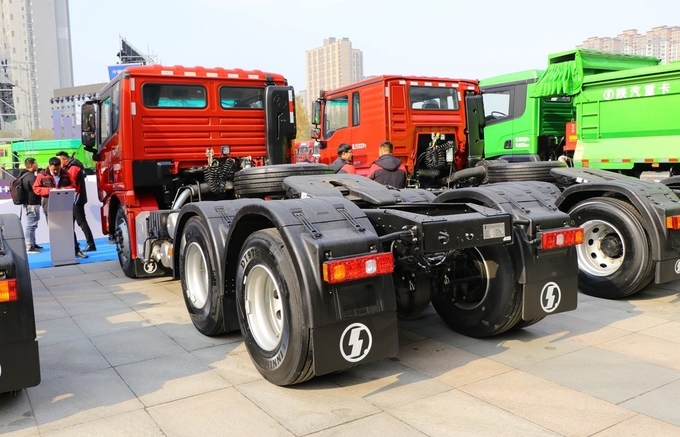 Shacman X3000 6X4 Mining Crane Heavy Truck 10 12 Wheeler Tractor Trailer Trucks 3