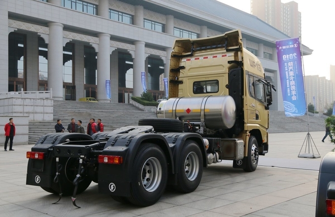 X3000 Highly 2000mm Euro 2/Euro 3/Euro 5 Tractor Truck with Engine Capacity 8L and Air Suspension 2