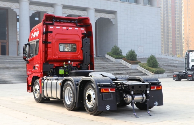 4X2 6X4 Shacman Tractor Truck X5000 Euro V The Ideal Choice For Heavy-Duty Transportation 1