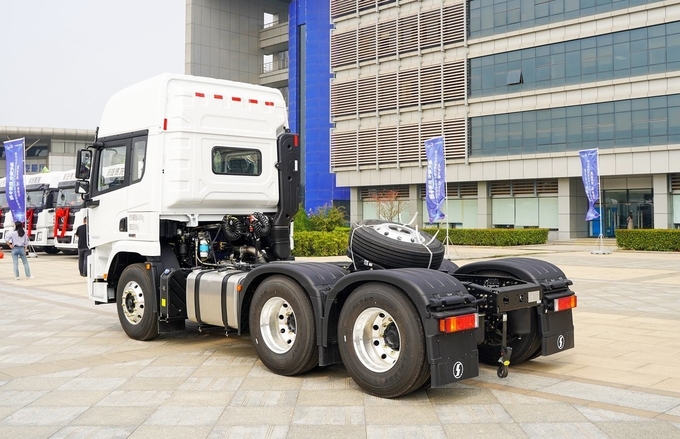 Diesel Shacman Tractor Truck X5000 6X4 For Heavy Duty Needs Ultimate Hauling 1