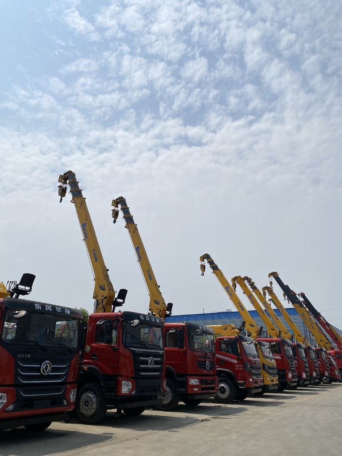 Howo 6.3 Ton Crane Truck Mounted Crane XCMG Boom truck with crane arm 0