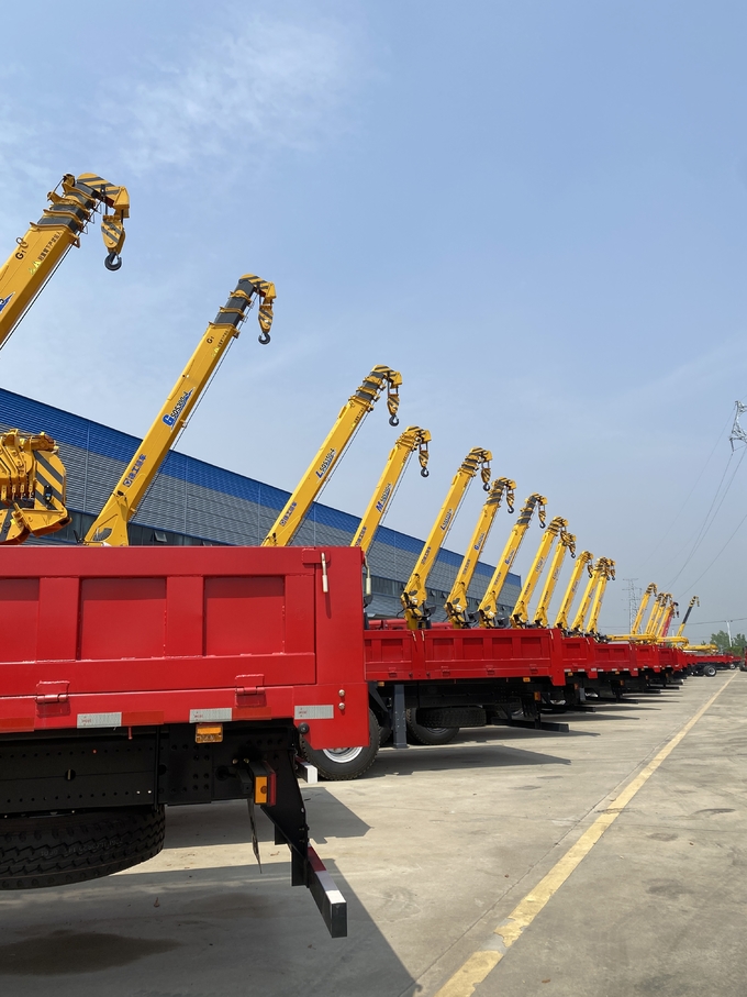 Howo 6.3 Ton Crane Truck Mounted Crane XCMG Boom truck with crane arm 2