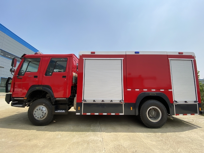 Direção esquerda direita Caminhão de emergência de resgate de incêndio Diesel 4000L Obturador de água Caminhão de incêndio de rolos 1