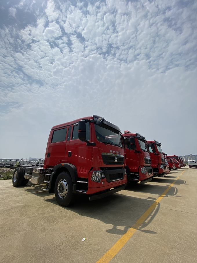 Direção esquerda direita Caminhão de emergência de resgate de incêndio Diesel 4000L Obturador de água Caminhão de incêndio de rolos 2