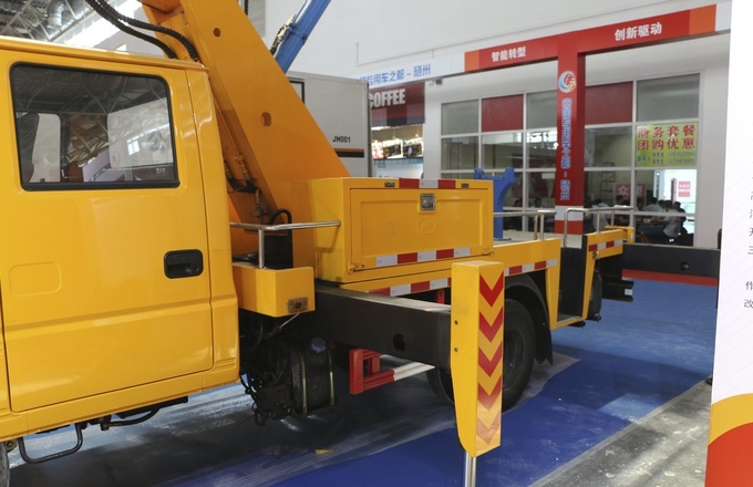 FOTON 29 M الرفع الشاحنة الكهربائية الكهربائية شاحنة الدلو القيادة اليسرى 0