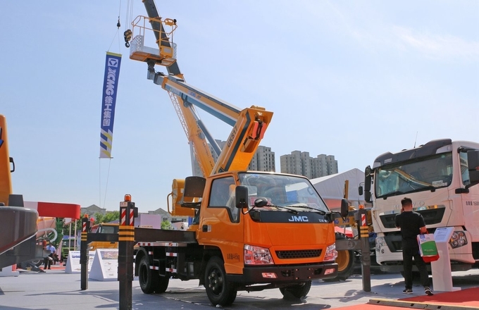 FOTON 29 M الرفع الشاحنة الكهربائية الكهربائية شاحنة الدلو القيادة اليسرى 1