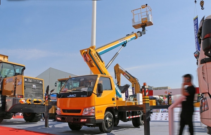 FOTON 29 M الرفع الشاحنة الكهربائية الكهربائية شاحنة الدلو القيادة اليسرى 2